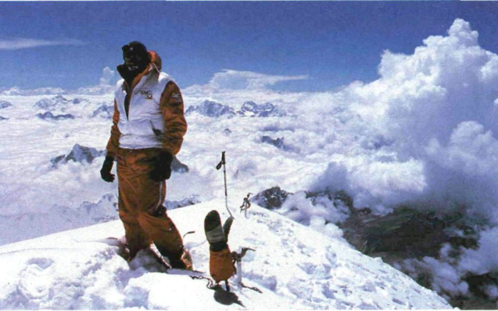 ارهارد لورتان سوییسی سومین کوهنوردیست که توانست 14 قله 8000 متری را صعود کند و دومین کوهنورد تاریخ است که این مهم را بدون اکسیژن کمکی به انجام رساند. با این حال چیزی که وی را بیشتر متمایز می کند سبک صعود اوست. سبکی که باعث شده سایر نخبگان دنیای کوهنوردی مانند کورتیکا از وی به عنوان لخت نورد یاد کنند. ارهارد لورتان را می توان به عنوان یکی از پایبندترین کوهنوردان به سبک سبکبار در نظر گرفت. در ادامه این مقاله به زندگی و برخی از بهترین صعودهای او می پردازیم.