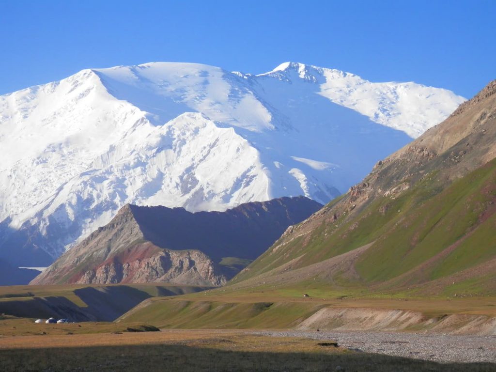 قله لنین یا ابن سینا به ارتفاع 7134 متر در مرز تاجیکستان و قرقیزستان قرار دارد و دومین نقطه مرتفع هر دو کشور محسوب می شود. این کوه همچنین به عنوان سومین قله مرتفع اتحاد جماهیر شوروی سابق شناخته می شد. لنین به عنوان یکی از آسانترین قلل 7000 متری جهان محسوب می شود. به همین دلیل به یکی از محبوب ترین قله های جهان تبدیل شده است و سالانه پذیرای صدها کوهنورد از سراسر جهان می باشد. در ادامه این مطلب به معرفی بیشتر این کوه که البته در بین کوهنوردان ایرانی هم هواخواه زیادی دارد خواهیم پرداخت.