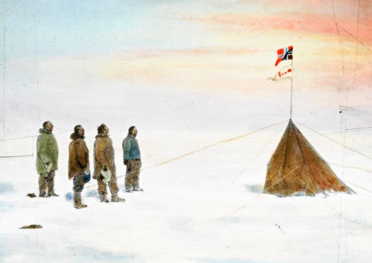 روئال اِنگِلبِرت گراونینگ آمونسن (بعضا به عنوان روئالد آموندسن نیز شناخته می شود) کاشف نروژی، نخستین کسی است که توانست از تنگه شمال غربی عبور کند، اولین کسی است که به قطب جنوب رسید و اولین انسانی به شمار می رود که هر دو قطب را در نوردید. آمونسن همواره به عنوان یکی از بزرگترین کاشفان مناطق قطبی در کنار اسکات و شکلتون شناخته می شود.