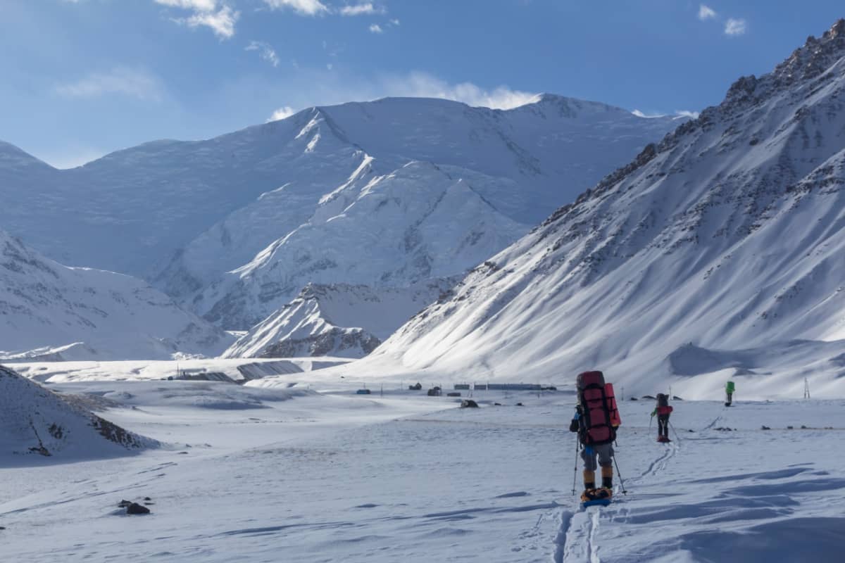 در روزهای گذشته دو نفر از کوهنوردان توانمند کشورمان توانستند موفقیتی ارزشمند رقم بزنند. اولین صعود زمستانی یک قله 7000 متری در تاریخ کوهنوردی ایران. این صعود در قله لنین به ارتفاع 7134 متر انجام شد.