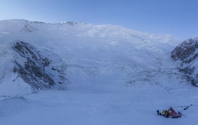 قله لنین یا ابن سینا یکی از محبوبترین قله های 7000 متری محسوب می شود، البته در فصل تابستان! و با وجود تعدد صعودهای آن در بهترین روزهای سال مجموعه صعودهای زمستانی این کوه تنها به 8 تیم می رسد و از آن فراتر نمی رود. زمستان لنین پر است از بادهای سرد، روزهای کوتاه و چالش با برف زیاد و سرمای جانسوز!