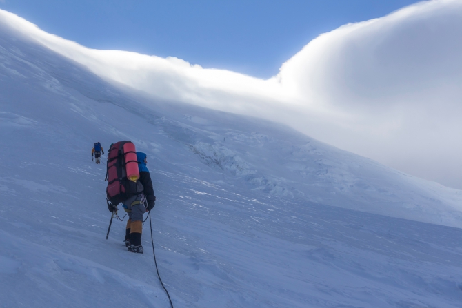 قله لنین یا ابن سینا یکی از محبوبترین قله های 7000 متری محسوب می شود، البته در فصل تابستان! و با وجود تعدد صعودهای آن در بهترین روزهای سال مجموعه صعودهای زمستانی این کوه تنها به 8 تیم می رسد و از آن فراتر نمی رود. زمستان لنین پر است از بادهای سرد، روزهای کوتاه و چالش با برف زیاد و سرمای جانسوز!
