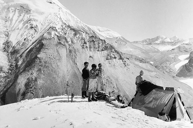 داستان اولین صعود به اورست یکی از جالبترین رخدادهای کوهنوردی و تاریخ اکتشافات جهان است که دریچه ای به دنیایی جدید باز کرد. اما این نتیجه یک تلاش نبود بلکه سالها زمان، فداکاری و تلاش لازم بود تا کوهنوردان به بالای قطب سوم کره زمین برسند. در حقیقت صعود سال 1953 به اورست نهمین اکسپدیشن کوهنوردی بود که بریتانیا برای صعود اورست انجام داد که در نتیجه آن ادموند هیلاری و تنزینگ نورگی توانستند در تاریخ 29 مه 1953 به قله دست یابند. تیم آنها توسط سرهنگ جان هانت رهبری می شد. خبر موفقیت اکسپدیشن نیز در صبح روز تاجگذاری ملکه الیزابت دوم در 2 ژوئن منتشر گردید.