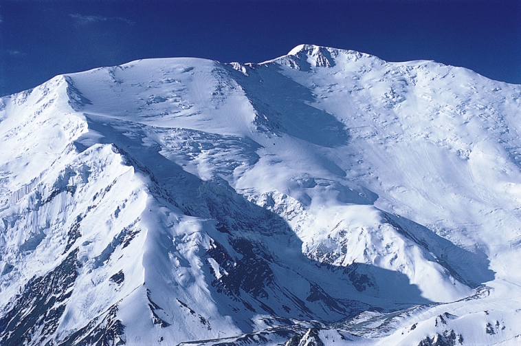 صعود زمستانی قلل هفت هزار متری از فعالیت های خاص دنیای کوهنوردی می باشد که نیاز به تجربه و توانمندی به صورت توامان دارد. به گزارش موج کوه، در هفته گذشته دو کوهنورد ایرانی به نام های جواد چراغی و مجید نعمت اللهی راهی صعود زمستانی قله لنین به ارتفاع 7134 متر شدند. این کوهنوردان حرکت خود را روز جمعه مورخ 15 دی ماه از ایران آغاز کرده و در روز یکشنبه بخش پیمایش آنها تا مسیر بیس کمپ لنین آغاز شروع شد.