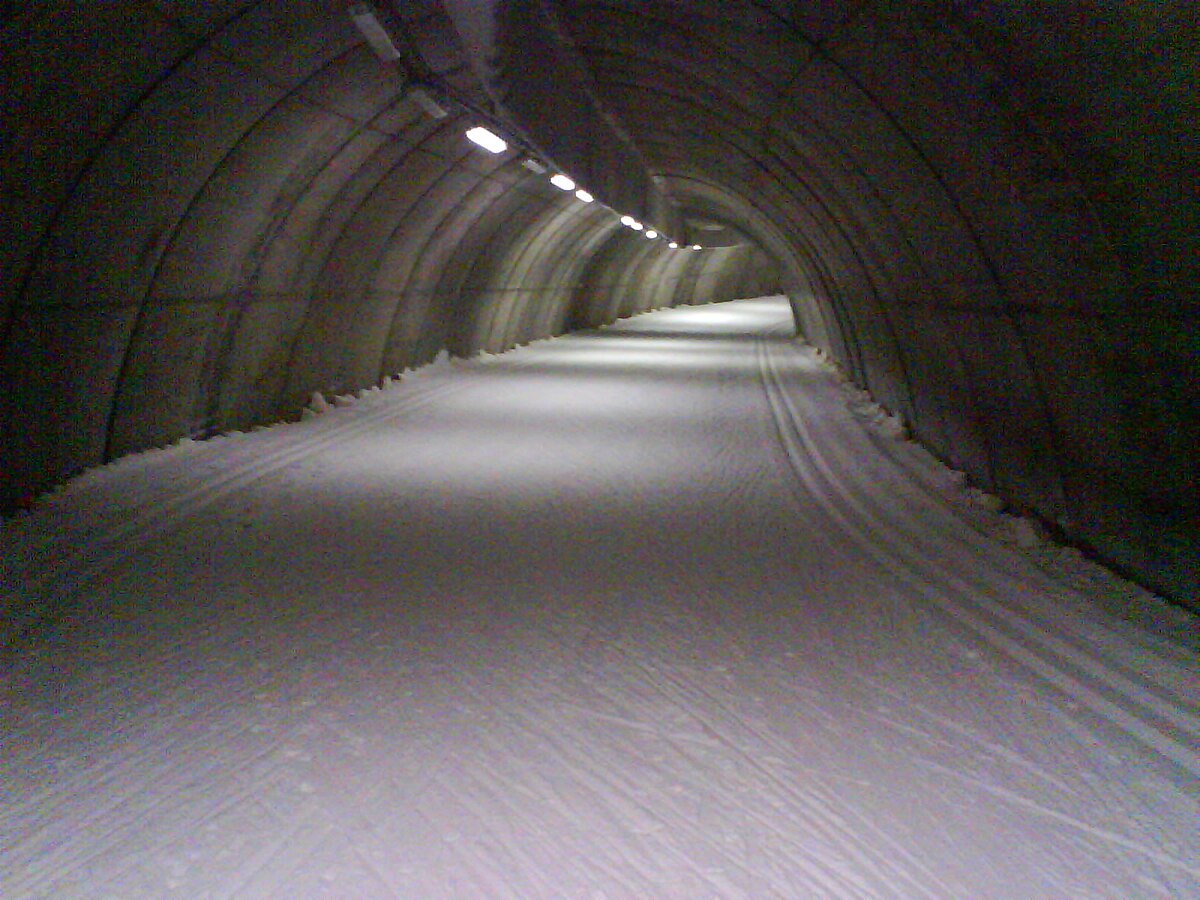 اسکی در یک تونل طولانی و سرپوشیده بدون نور طبیعی ممکن است برای برخی ناخوشایند به نظر برسد، اما تونل های اسکی می تواند آینده اسکی در برخی از کشورهای جهان باشد.