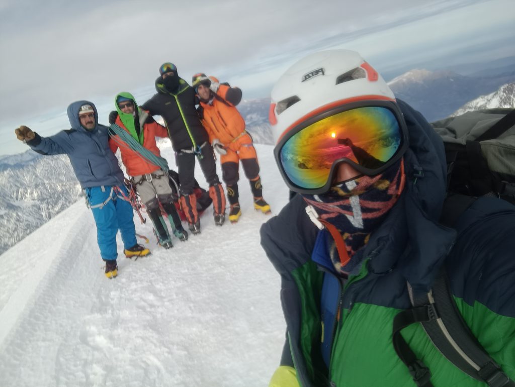 گزارشی از تحقق یک رویا…صعود زمستانەی قله کازبک گرجستان از مسیر یخچال Grede 3