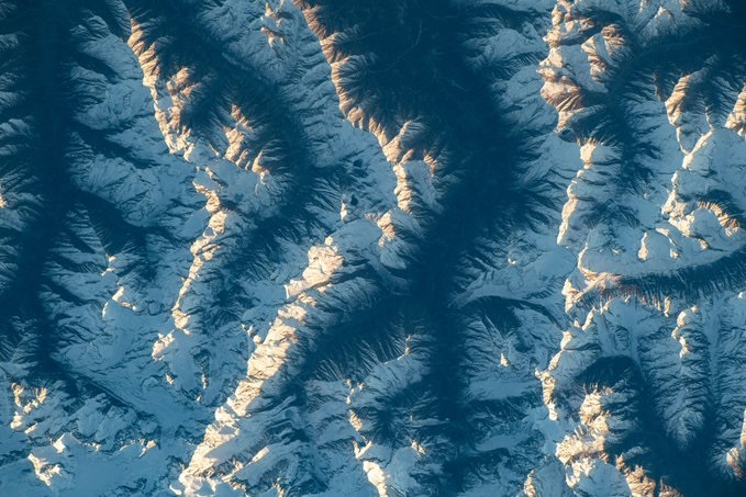 لورال اوهارا، فضانورد ناسا، که در ایستگاه فضایی بین‌المللی حضور دارد، در شبکه X تصاویر خیره‌کننده‌ای از رشته کوه هندوکش را به اشتراک گذاشت. این رشته کوه را می توان به لطف پدیده ای به نام «آلپنگلو» درخشان دید. طبق گفته انجمن هواشناسی آمریکا، آلپنگلو ظهور گهگاه رنگ های غروب خورشید در قله کوه (پوشیده از برف) بلافاصله پس از غروب خورشید و پدیده ای مشابه قبل از طلوع خورشید است.