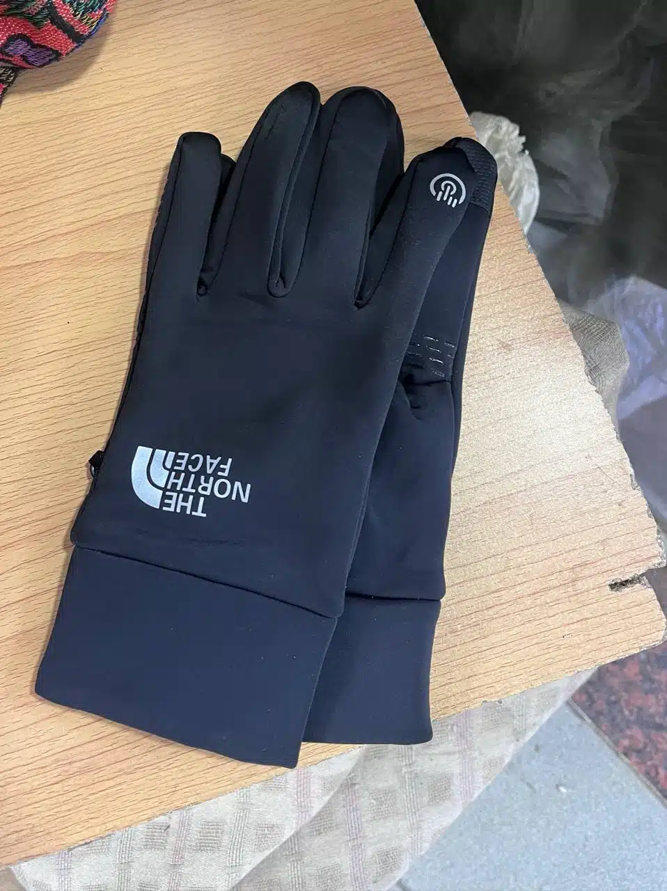photo_2025-10-25_11-05-19 (2) دستکش وینداستاپر-بیس لمسی نورث فیس TouchGrip - Image 7