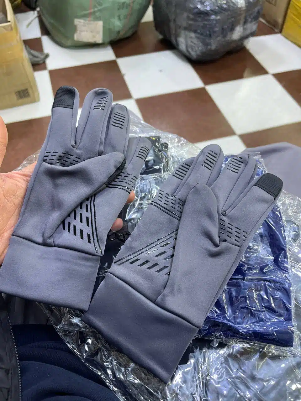 photo_2025-10-25_11-05-21 دستکش وینداستاپر-بیس لمسی نورث فیس TouchGrip - Image 5