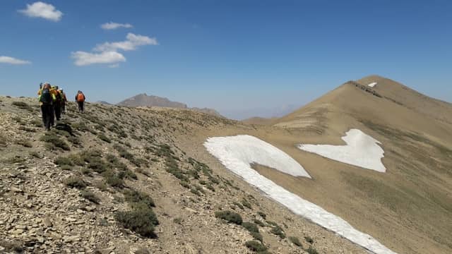 راهنمای کامل صعود به قله سات طالقان (۴۰۰۰ متر)
