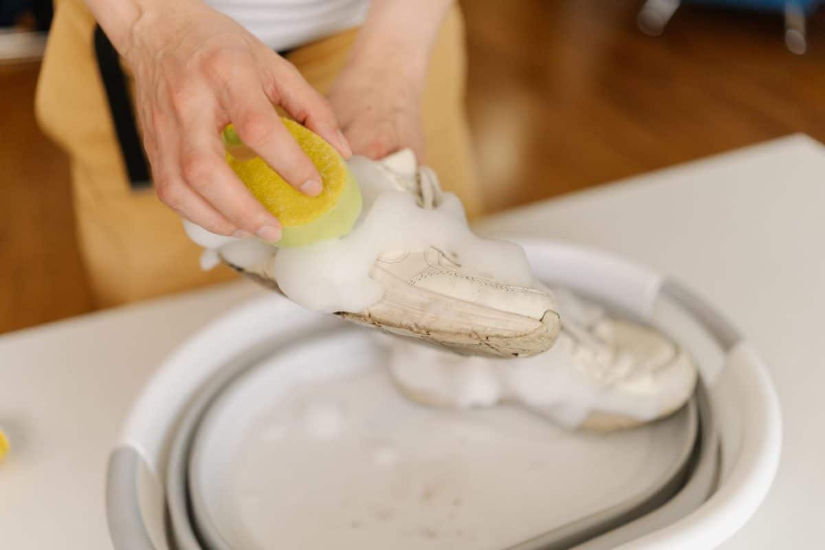 بهترین روش شستشوی کفش ورزشی؛ راهنمای کامل شستن و خشک‌کردن