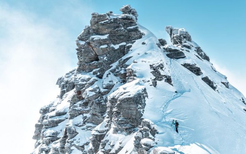 11378-mountain-peak-climber-slope-snowy-4k