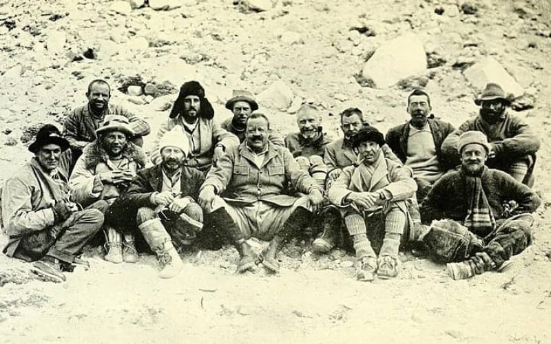 1922_Everest_expedition_at_Base_Camp-1