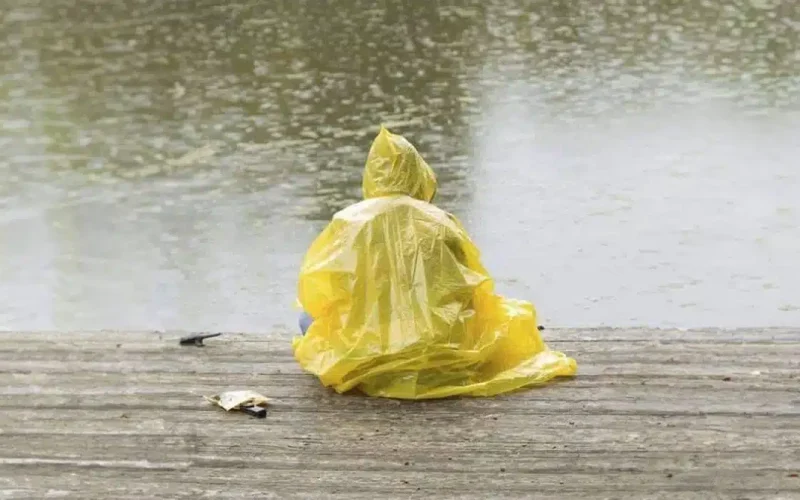 4.24_EE_PONCHO_FEATURE