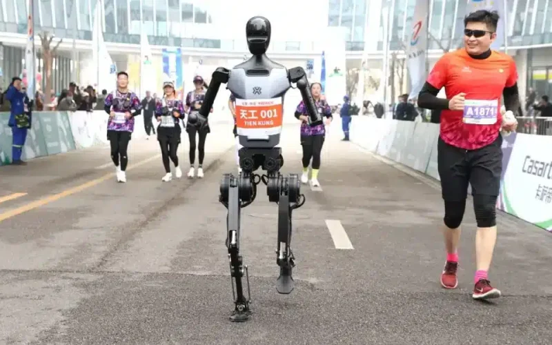 Beijing-Yizhuang-Half-marathon-November-10th-humanoid-robot-running