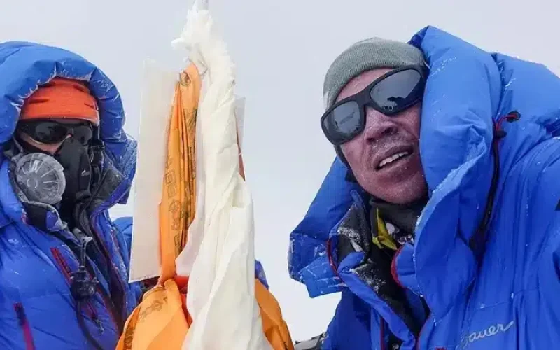 adrian-cory-everest-summit_h