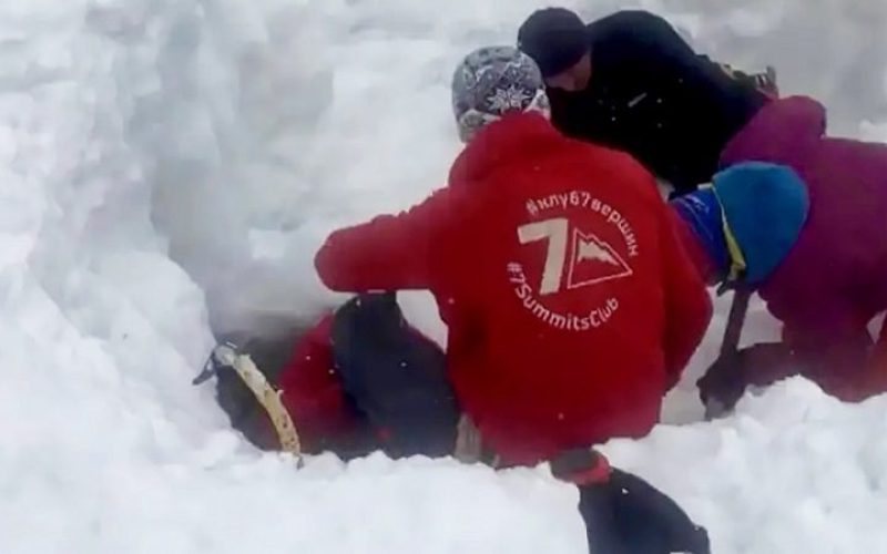 khan-tengri-avalanche