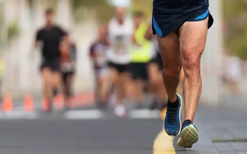 male-runner-followed-by-other-runners-dbb654b